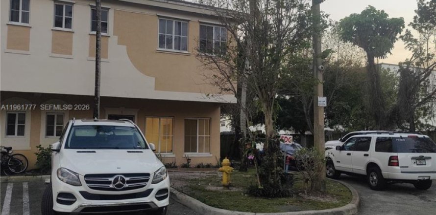 Adosado en Pembroke Park, Florida 3 dormitorios, 125.88 m2 № 2024528