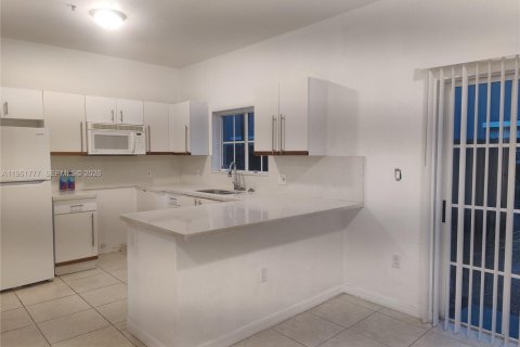 Adosado en alquiler en Pembroke Park, Florida, 3 dormitorios, 125.88 m2 № 2024528 - foto 2