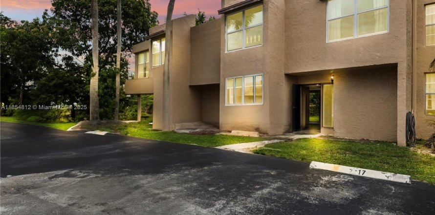 Townhouse in Davie, Florida 4 bedrooms, 116.13 sq.m. № 1874869