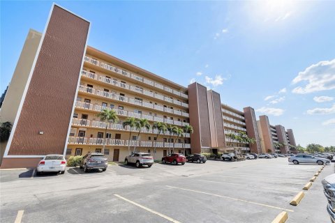 Condo in Hallandale Beach, Florida, 1 bedroom  № 1155952 - photo 1