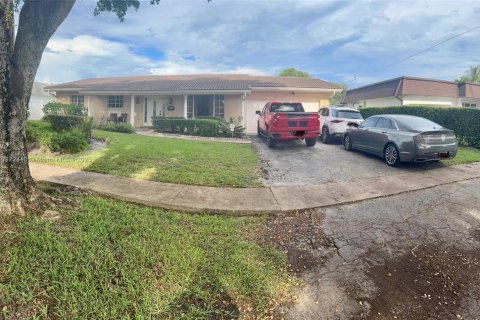 Casa en alquiler en Plantation, Florida, 4 dormitorios, 164.81 m2 № 1898062 - foto 1