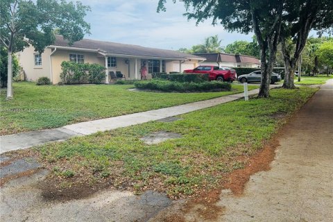 Casa en alquiler en Plantation, Florida, 4 dormitorios, 164.81 m2 № 1898062 - foto 2