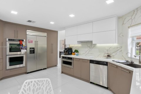 Купить виллу или дом в Пемброк-Пайнс, Флорида 4 спальни, 233.46м2, № 2155093 - фото 18