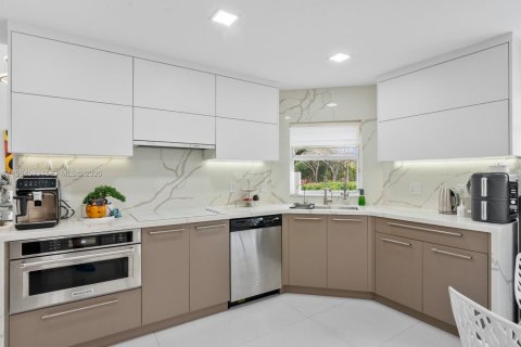 Купить виллу или дом в Пемброк-Пайнс, Флорида 4 спальни, 233.46м2, № 2155093 - фото 19