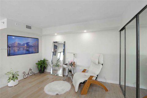 Condo in Miami, Florida, 1 bedroom  № 2025203 - photo 7