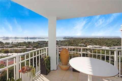 Condo in Miami, Florida, 1 bedroom  № 2025203 - photo 22