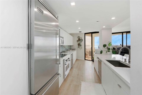 Condo in Miami, Florida, 1 bedroom  № 2025203 - photo 10
