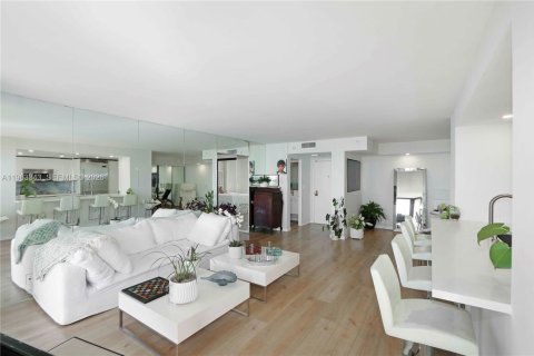 Condo in Miami, Florida, 1 bedroom  № 2025203 - photo 4