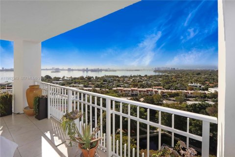 Condo in Miami, Florida, 1 bedroom  № 2025203 - photo 18