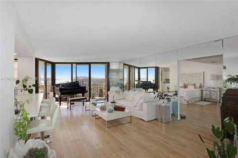 Condo in Miami, Florida, 1 bedroom  № 2025203 - photo 2