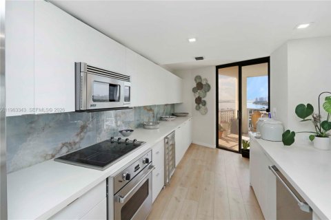 Condo in Miami, Florida, 1 bedroom  № 2025203 - photo 12