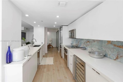 Condo in Miami, Florida, 1 bedroom  № 2025203 - photo 11