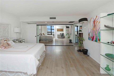 Condo in Miami, Florida, 1 bedroom  № 2025203 - photo 15