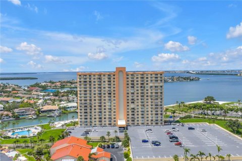 Condo in Saint Petersburg, Florida, 2 bedrooms  № 1793410 - photo 1