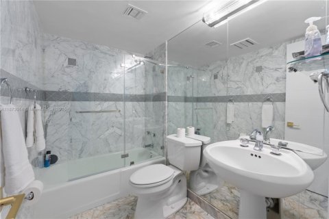 Casa en venta en Miami Lakes, Florida, 4 dormitorios, 290.32 m2 № 1927477 - foto 30