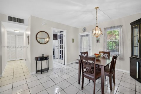 Condo in Lauderdale Lakes, Florida, 1 bedroom  № 1984234 - photo 2