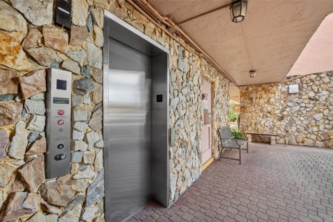 Condo in Lauderdale Lakes, Florida, 1 bedroom  № 1984234 - photo 20