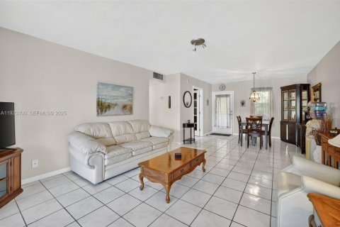 Condo in Lauderdale Lakes, Florida, 1 bedroom  № 1984234 - photo 14