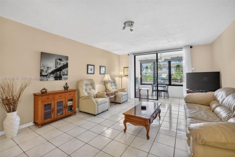 Condo in Lauderdale Lakes, Florida, 1 bedroom  № 1984234 - photo 9