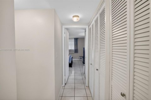 Condo in Lauderdale Lakes, Florida, 1 bedroom  № 1984234 - photo 15