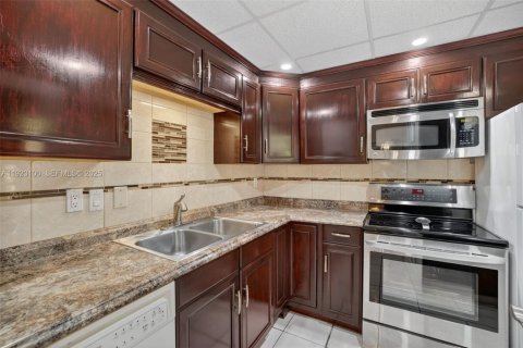 Condo in Lauderdale Lakes, Florida, 1 bedroom  № 1984234 - photo 4