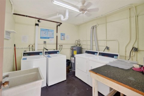 Condo in Lauderdale Lakes, Florida, 1 bedroom  № 1984234 - photo 21