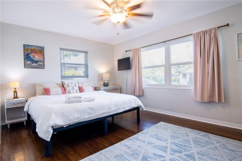 House in Saint Petersburg, Florida 3 bedrooms, 175.31 sq.m. № 1538049 - photo 15