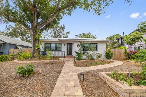 House in Saint Petersburg, Florida 3 bedrooms, 175.31 sq.m. № 1538049 - photo 1