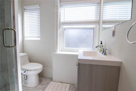 House in Saint Petersburg, Florida 3 bedrooms, 175.31 sq.m. № 1538049 - photo 9