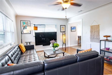 House in Saint Petersburg, Florida 3 bedrooms, 175.31 sq.m. № 1538049 - photo 2