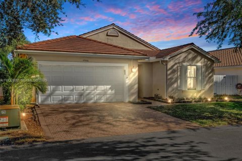 Casa en venta en Hollywood, Florida, 3 dormitorios, 153.1 m2 № 1991591 - foto 1