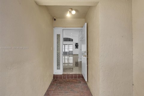 Casa en venta en Hollywood, Florida, 3 dormitorios, 153.1 m2 № 1991591 - foto 2