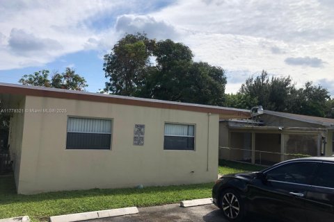 Propiedad comercial en venta en Fort Lauderdale, Florida, 127.46 m2 № 1933375 - foto 1
