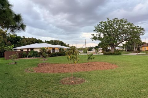 Propiedad comercial en venta en Bradenton, Florida, 4 dormitorios, 241.55 m2 № 2110456 - foto 4