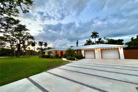 Propiedad comercial en Bradenton, Florida 4 dormitorios, 241.55 m2 № 2110456