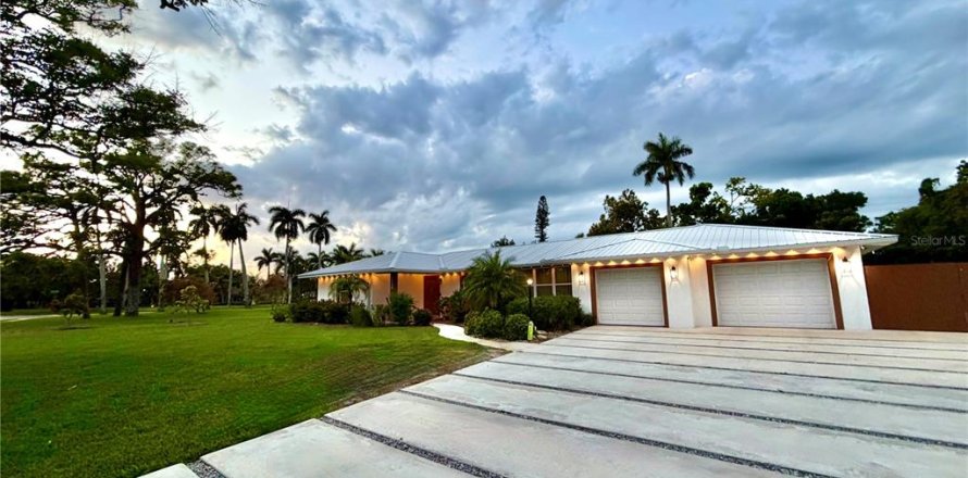 Propiedad comercial en Bradenton, Florida 4 dormitorios, 241.55 m2 № 2110456