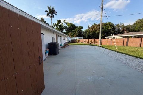 Propiedad comercial en venta en Bradenton, Florida, 4 dormitorios, 241.55 m2 № 2110456 - foto 3