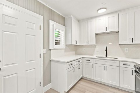 House in Orlando, Florida 2 bedrooms, 121.33 sq.m. № 2209841 - photo 15