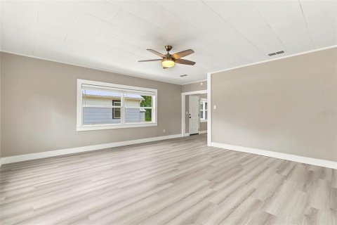 House in Orlando, Florida 2 bedrooms, 121.33 sq.m. № 2209841 - photo 8