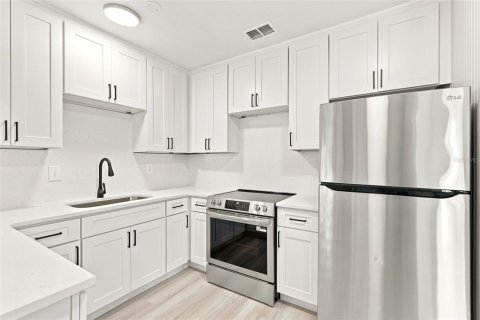 House in Orlando, Florida 2 bedrooms, 121.33 sq.m. № 2209841 - photo 14