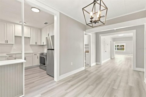 House in Orlando, Florida 2 bedrooms, 121.33 sq.m. № 2209841 - photo 12