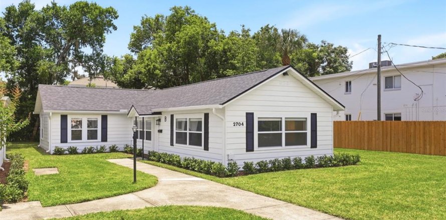 House in Orlando, Florida 2 bedrooms, 121.33 sq.m. № 2209841