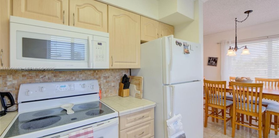 Кондоминиум с 2 спальнями в Халландейл-Бич, Флорида № 2054780