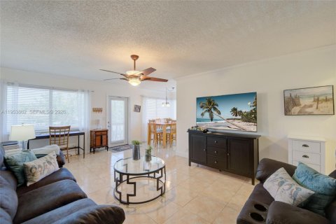 Купить кондоминиум в Халландейл-Бич, Флорида 2 спальни, 78.78м2, № 2054780 - фото 9