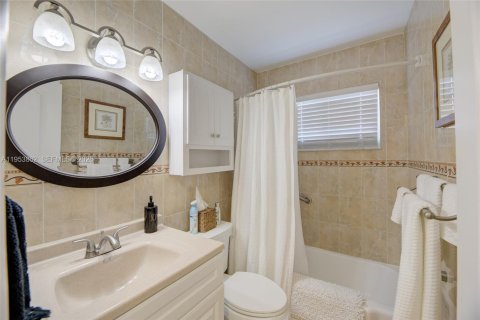 Купить кондоминиум в Халландейл-Бич, Флорида 2 спальни, 78.78м2, № 2054780 - фото 13