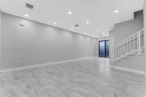 Propiedad comercial en venta en Miami, Florida, 409.42 m2 № 2363867 - foto 18