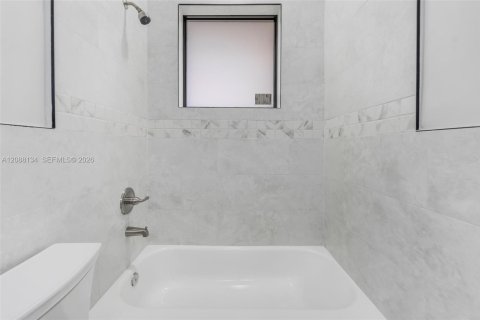 Propiedad comercial en venta en Miami, Florida, 409.42 m2 № 2363867 - foto 8