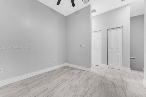 Propiedad comercial en venta en Miami, Florida, 409.42 m2 № 2363867 - foto 12