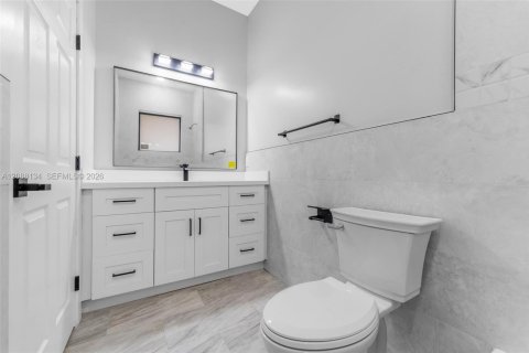 Propiedad comercial en venta en Miami, Florida, 409.42 m2 № 2363867 - foto 6