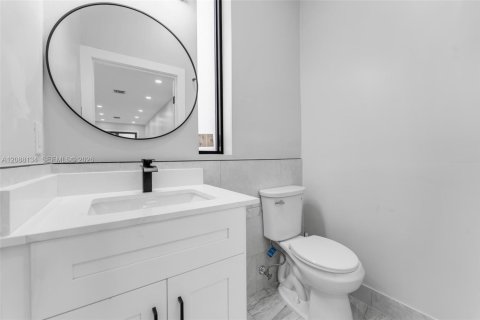 Propiedad comercial en venta en Miami, Florida, 409.42 m2 № 2363867 - foto 30
